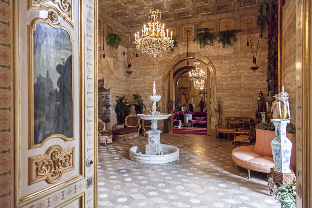 The Ajuda National Palace rooms recreate the atmosphere of a royal residence, displaying fantastic pieces of art
