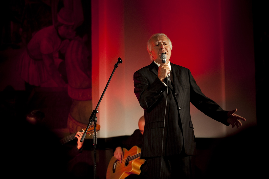 Carlos do Carmo singing Fado